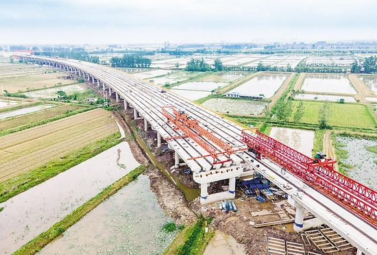 武汉至阳新高速公路鄂州段项目施工现场,工人们正忙着进行现场浇筑和桥梁施工。 (湖北日报全媒记者 薛婷 摄)