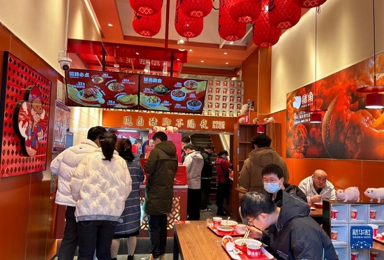 1月4日中午，顾客在汉街一家沿街餐厅内用餐。新华社记者 熊翔鹤摄