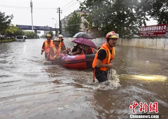 消防人员转移被困人员 黄登极 摄