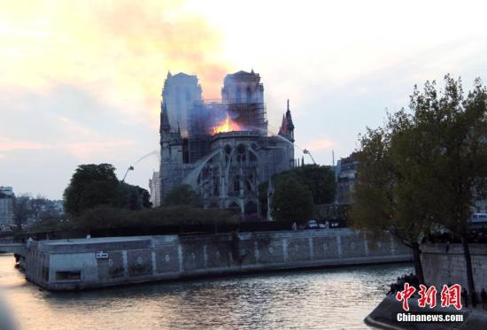 当地时间4月15日晚，法国首都巴黎的著名地标巴黎圣母院发生大火，受损严重。大批消防人员在现场进行扑救。中新社记者 李洋 摄