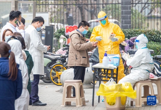 2月22日，市民在武汉市圆梦家园社区核酸检测点进行核酸检测。