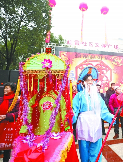 19日，洪山红霞社区闹元宵活动现场的《采莲船》