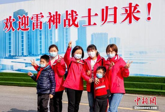 3月14日，500余名抗疫医护人员和家属重返武汉雷神山医院，参观曾经工作过的病区，回顾抗疫历程。武汉雷神山医院从2020年2月8日启用至4月15日休舱，共有9个省市16家医疗队的3000余名医护人员在此工作。图为援鄂医护人员及家属合影。 中新社记者 张畅 摄