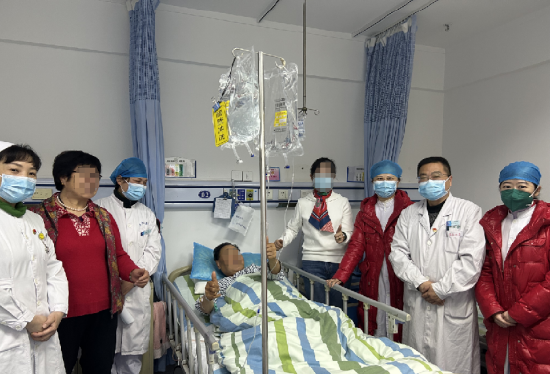 久霞服务中心团队来看望李大爷