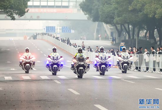 图为负责保障清理赛道和引导参赛队伍的“快骑小队”。新华网发