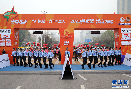 图为民警在起点维持秩序。新华网发