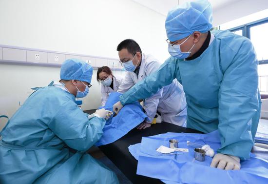 医生为莹莹进行鞘内注射治疗