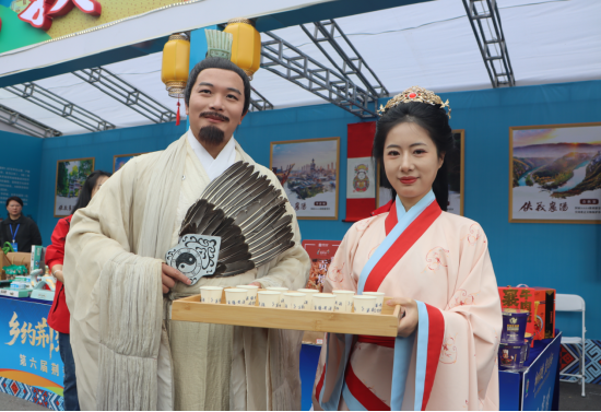 来自古隆中的诸葛亮和黄月英引众人关注