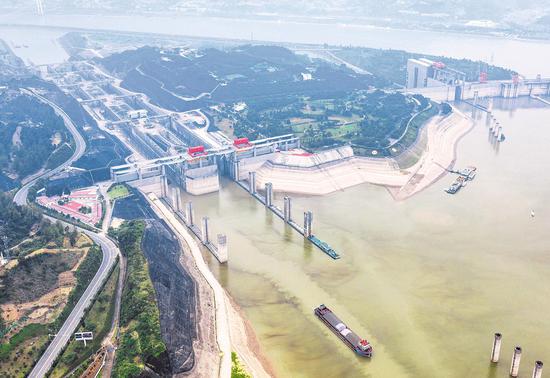 图为6月9日，轮船行驶在三峡大坝上游三峡五级船闸引航道。