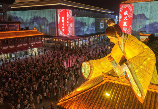 鼓楼广场上的昭明太子巨型花灯。记者 杨东 摄