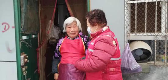 七旬老人口罩_7旬老党员跳水勇救8旬老人准女婿穿防护服帮丈人掰玉米(2)