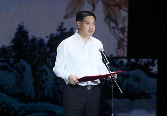 圖為宜昌市長張家勝在“中國端午·詩意宜昌”端午詩會開幕式上致辭。新華網 歐陽小潔 攝