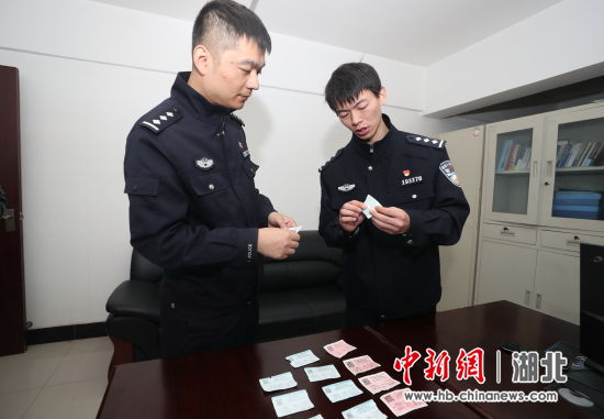 12月10日，武汉铁路公安处治安二大队民警清点部分收缴的假火车票 胡金力摄