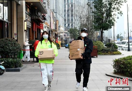 圖為2月22日，志愿者在搬運(yùn)物資。 中新社記者 安源 攝