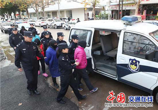 武汉铁路警方在武昌火车站附近捣毁一个特大制贩假票团伙 本文图片均来自中国交通在线