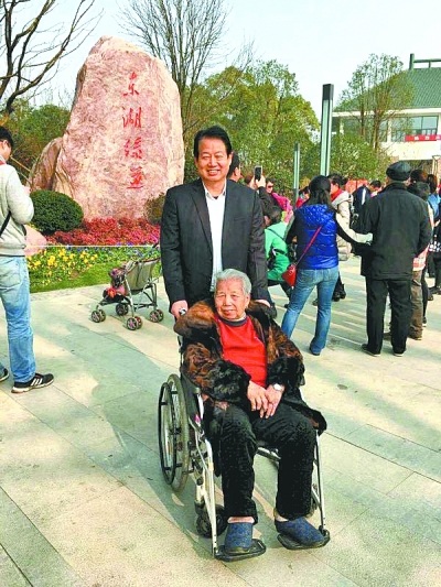 姚建华带着母亲游览东湖绿道 通?#23545;?#37101;慧娟提供