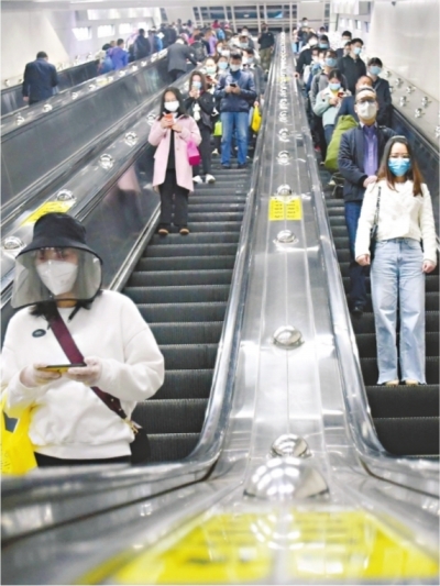 22日早高峰时间,地铁循礼门站1、2号线乘客有序转乘 长江日报记者刘斌 摄