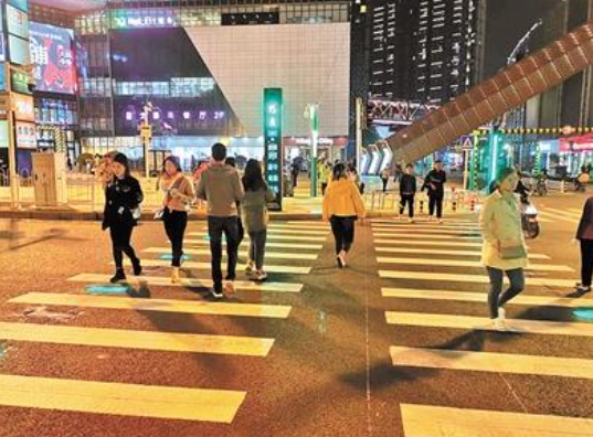 发光人行道让过街更安全
