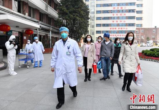 武汉协和医院第三批共有5名医护人员出院 刘坤维 摄