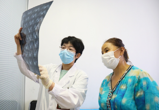 (武汉市第一医院甲乳外科医生袁媛坐诊乳腺专病门诊 通讯员代雨朦 摄)