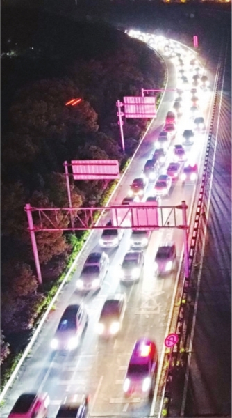 今天凌晨刚过零时,车辆陆续通过武汉西收费站出城 长江日报记者李子云 摄