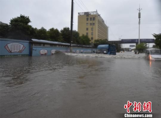 暴雨导致路段积水严重 黄登极 摄