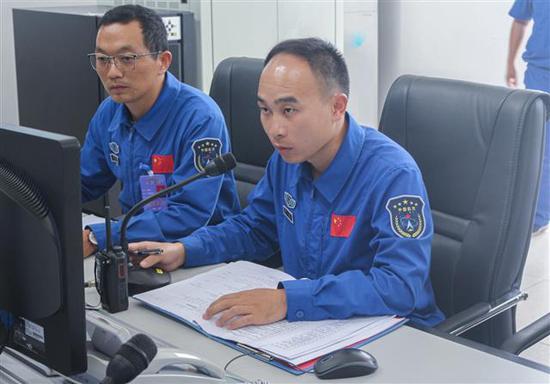 何平(右一)