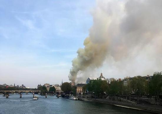 巴黎圣母院发生火灾（法新社）