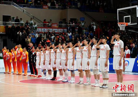 10月26日晚，第七届世界军人运动会女子篮球决赛在武汉市举行。中国队93：65战胜巴西队获得本届军运会女子篮球比赛金牌。图为中国队在颁奖现场。 中新社记者 安源 摄