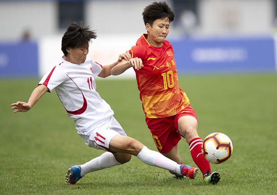 10月26日，在武汉举行的第七届世界军人运动会女子足球决赛中，中国队对阵朝鲜队 。 新华社记者 熊琦 摄
