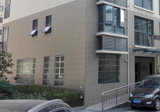 武昌一物业公司违规将架空层封闭 城管依法及