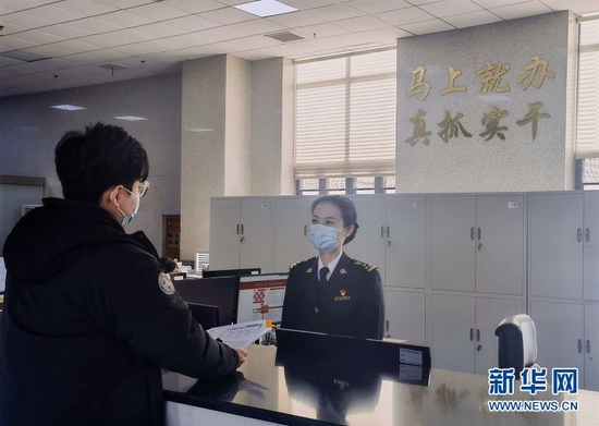 图为武汉天河机场海关关员为企业讲解自贸协定相关政策。新华网发