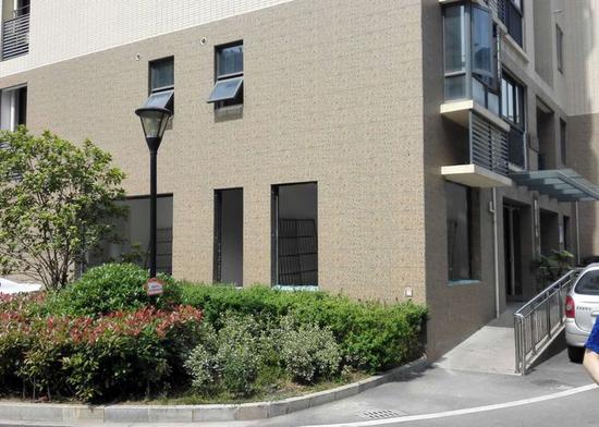 武昌一物业公司违规将架空层封闭 城管依法及