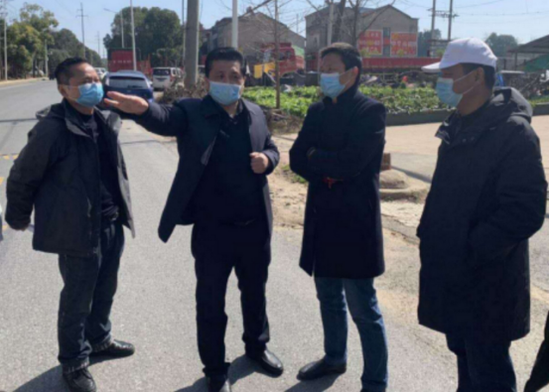 赵振宇、徐建忠与组织部和纸坊街领导一起对封控点位进行现场论证
