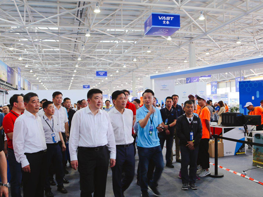 图为武汉市及国家航管中心领导巡视2019世飞会静态展馆（宏泰国际航空工程中心）