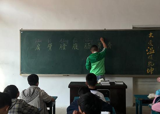 3月28日,张明安给孩子们上了今年第一节试课。 澎湃新闻记者 张维 图
