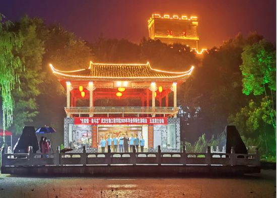 图为在校园长城雄关脚下,五龙潭畔,师生合唱《雄关之歌》送别毕业生