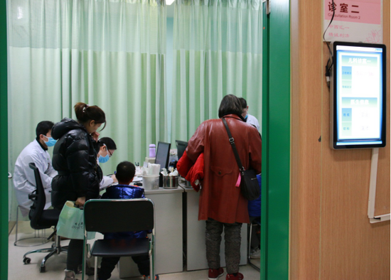 感冒小患儿在武汉市第一医院儿科门诊就诊  通讯员代雨朦 摄