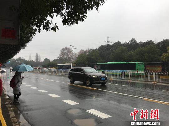 武汉市民雨中出行　马芙蓉　摄
