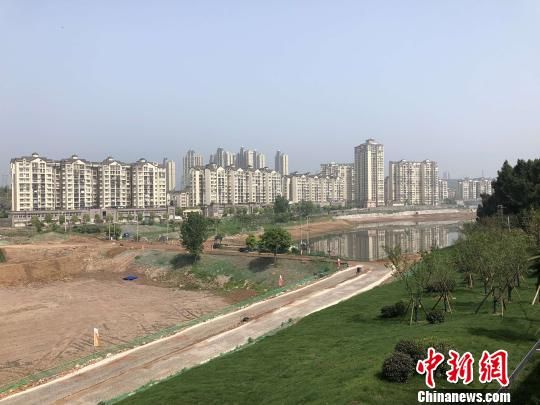 沙河河岸清淤即將完工，再建河床清晰可見 郭曉瑩 攝