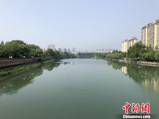 昔日水葫芦丛生的黄柏河已成城市水系生态景观 郭晓莹 摄