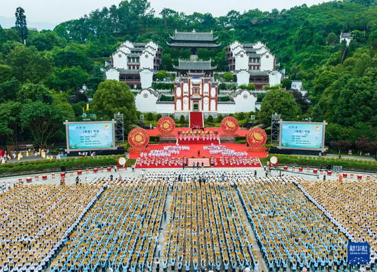 6月21日，嘉宾与当地居民在开幕式上共同诵读屈原作品《离骚》（无人机照片）。新华社发（郑家裕摄）