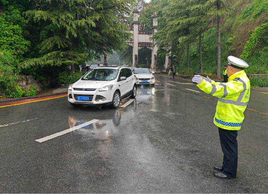 交警引导车辆有序通行 &nbsp;&nbsp;汪伟 摄