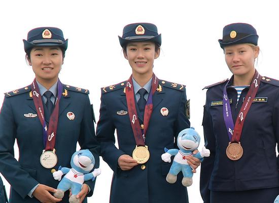 10月25日，冠军中国选手邢雅萍（中）、亚军中国选手杨梅（左）和季军俄罗斯选手埃尔基娜在颁奖仪式上。 新华社记者 李贺 摄