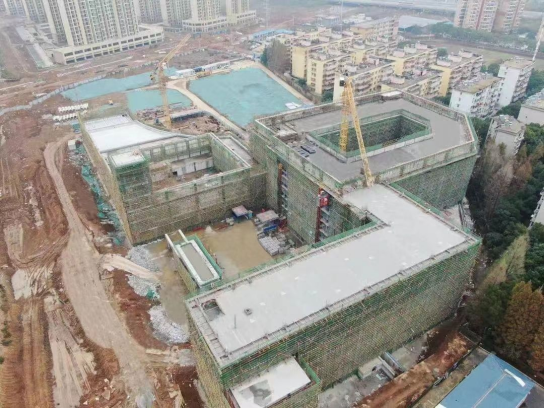 中法生态城新天高中项目Ⅰ期主体结构全面封顶。