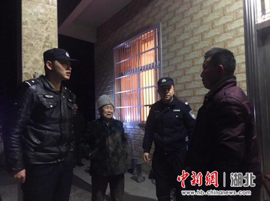 民警将老人送回家中