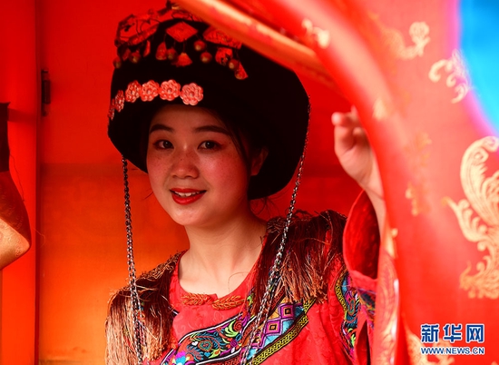 圖為咸豐縣“土司嫁女”表演。新華網(wǎng)發(fā) 李維君攝