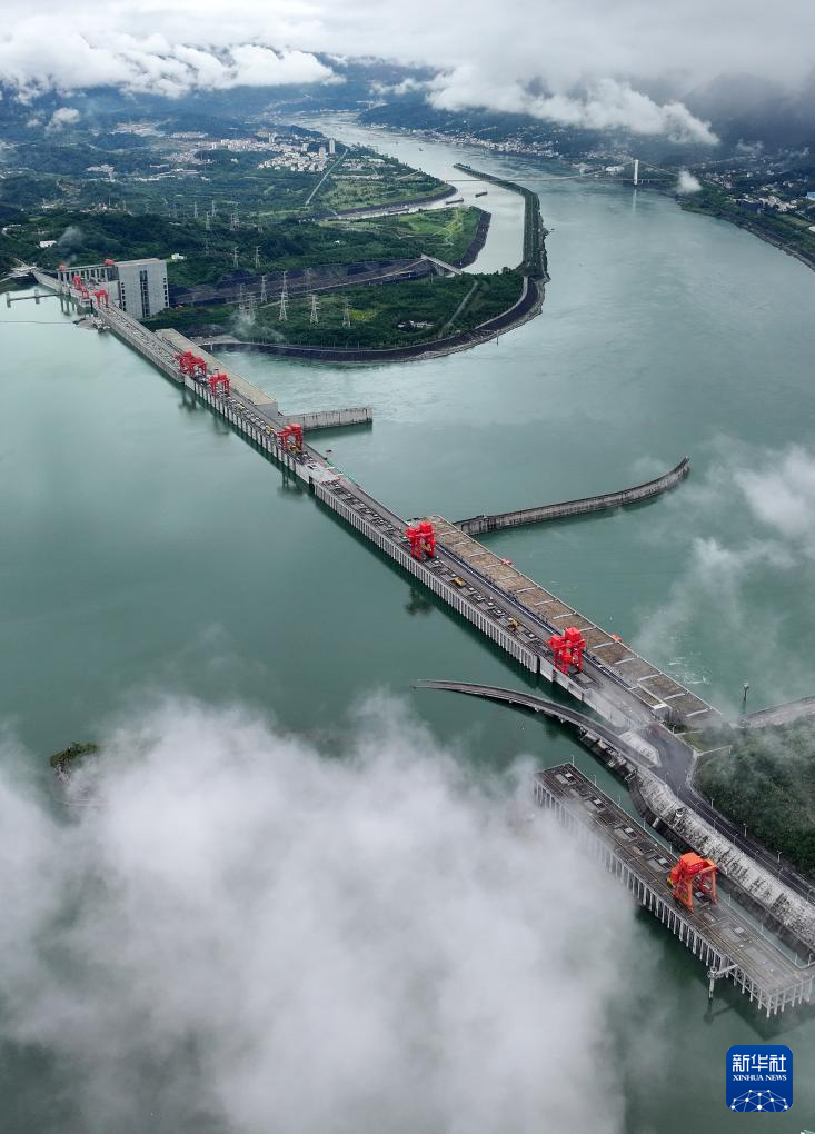 9月24日在湖北省宜昌市秭归县茅坪镇拍摄的三峡大坝（无人机照片）。