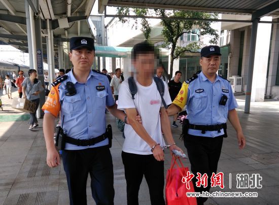 7月26日，列车到达漯河火车站后，武汉铁路警方将唐某带至派出所继续调查。