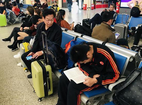 赶考途中,朱政抓紧时间学习